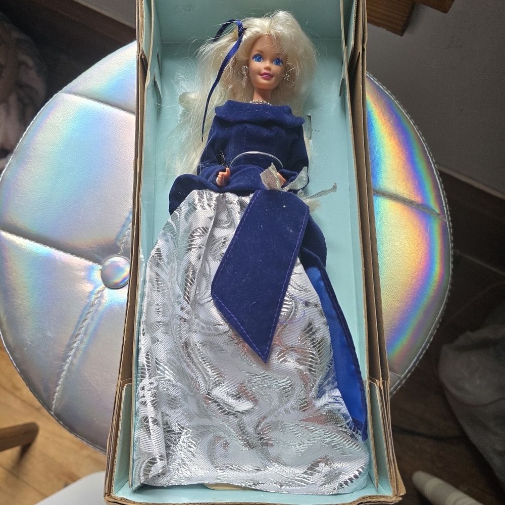 1995 Avon Winter Velvet Special Edition Barbie